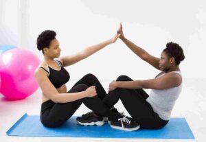  Femme en train de faire des étirements – activité douce pour la mobilité